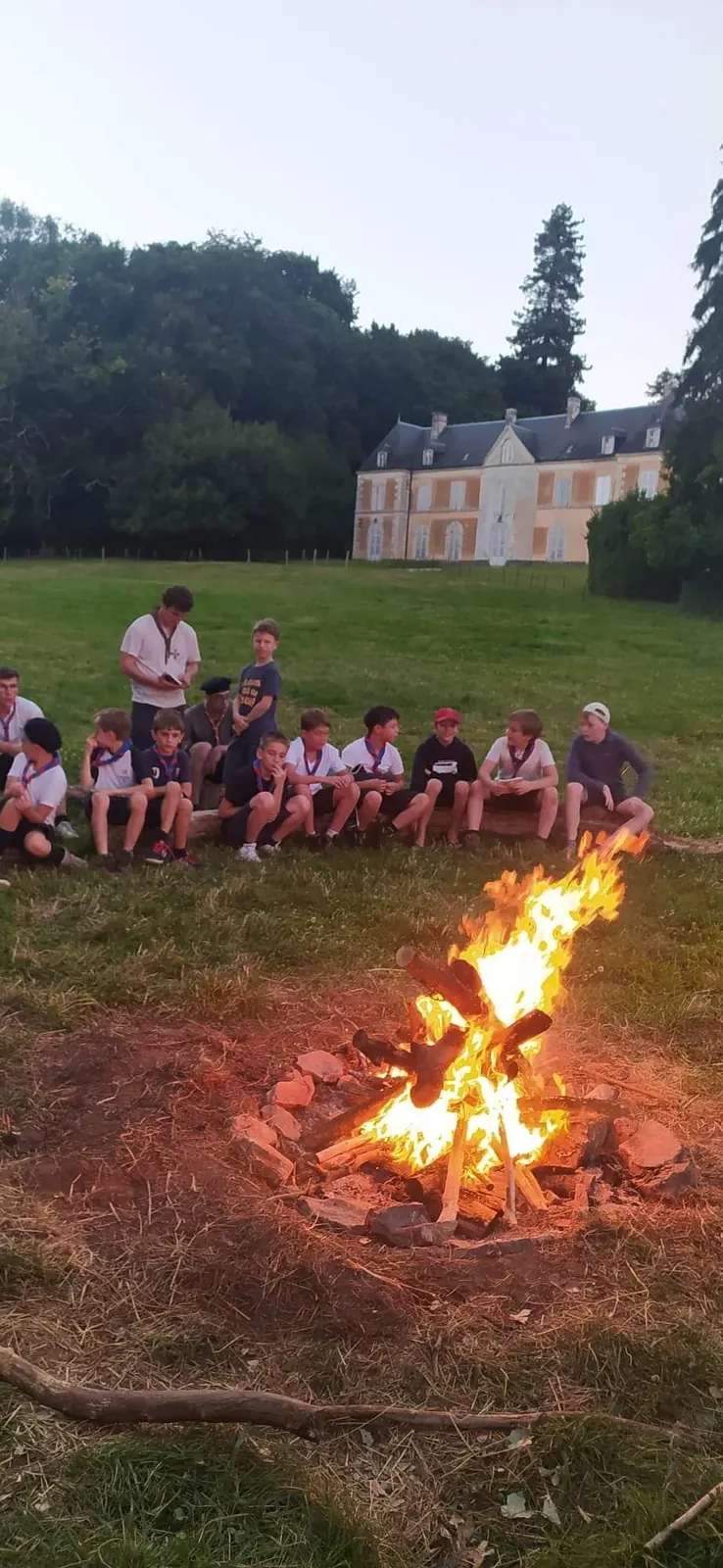 Veillée scoute autour du feu